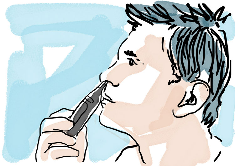 Hombre depil&aacute;ndose los pelos de la nariz